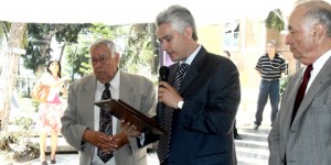 homenaje-al-periodista-don-oscar-genel-e-lic-jorge-ramos-entregandole-una-presea Izq. a Derecha: Don Oscar Genel, Lic. Jorge Ramos y Lic. Conrado Acevedo.