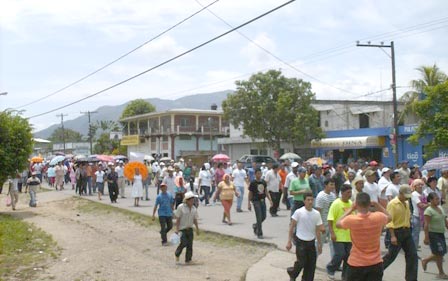 From Tocoa,  friends send an image of people participating in a peaceful resistence march. Columna Libertaria Joaquín Penina.