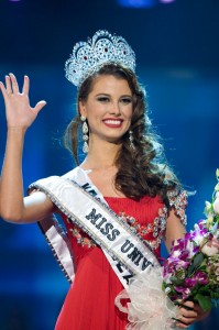 La nueva deidad mundial Stefanía Fernández obtuvo el título Miss Universo 2009.