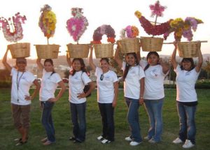 VOLUNTEERS OSO Student volunteers preparing for a grand fesitval