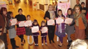 Niños pintores reciben diplomas.