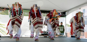 Purepecha Danzantes en el Escenario de la Comunidad