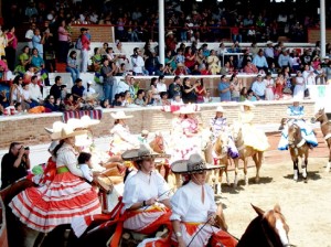 Grupo de Amazonas montando sus cabalgaduras