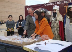 Primer corte de la rosca de reyes.