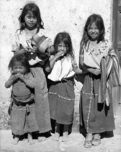 Niñas de Guatemala en una fotografía de Jim Platel.