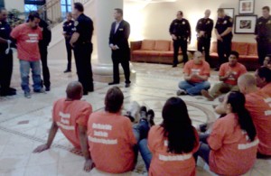 Miembros de familia y líderes comunitarios fueron detenidos y llevados a la cárcel por pelear por los derechos de los trabajadores del Hotel Hilton.