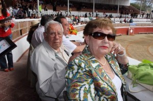 El periodista Don Oscar Genel acompañado de su esposa Lolita en el Lienzo Charro de la Casa de la Cultura en donde fue homenajeado.