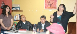 De izquierda a derecha: Miembros Juveniles de OPT, Ignacio Gastelum, Pedro Gomez, y Margarita Quiroz.