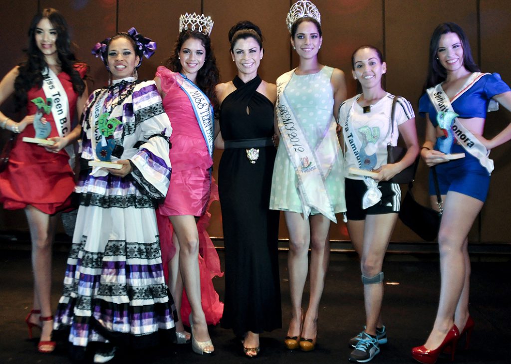 De izq. a der. Silvana Castro (Talento Miss Teen BMI 2013), Verónica Velasco (Talento Sra. Clásica BMI 2013), Roxana Santana (Reina actual Nacional BMI, categoría Miss Teen), Lic. Gabriela Orihuela Ley (Presidente BMI), Andrea Izar (Reina actual Nacional BMI, categoría Señorita), Diana Martínez (Talento Señora BMI 2013) y Lexy Figueroa (Talento Señorita BMI 2013). Crédito: Luis Felipe García
