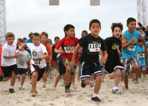Los niños participaron en una carrera de una milla felices de la vida.