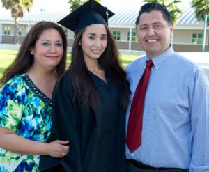 Giovanna Robledo – ganadora de la Beca HACER, con sus orgullosos padres Carlos y Andre Robledo. 