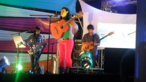 Nidia Barajas, cantautora en el escenario.