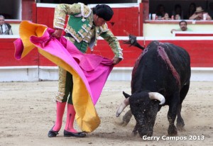 Alfredo Rios performs an Navarra. The matador offers the cape to the bull as in a veronica, but makes a complete turn with the bull’s charge, ending up facing him to begin again. Photo by Gerry Campos.