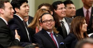 Asambleísta Luis Alejo del Distrito 30, Sonriendo ante la aprobación de la ley AB 60