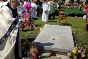 Obispo de Fresno, Armando Ochoa, vendice las lápidas de los Deportados Muertos.