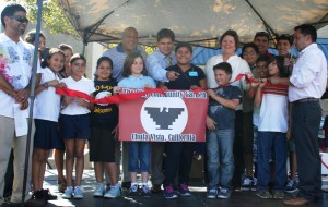 JARDIN DELIGHTS: El Superintendente Francisco Escobedo, Ed.D., (centro) corto el listón ceremonial para inagurar el Jardín Comunitario Delights. El Presidente del Consejo Douglas E. Luffborough, III,El Alcalde Cheryl Cox, La Directora Rosario Villareal, ayudaron a compartir el momento con estudiantes y empleados.