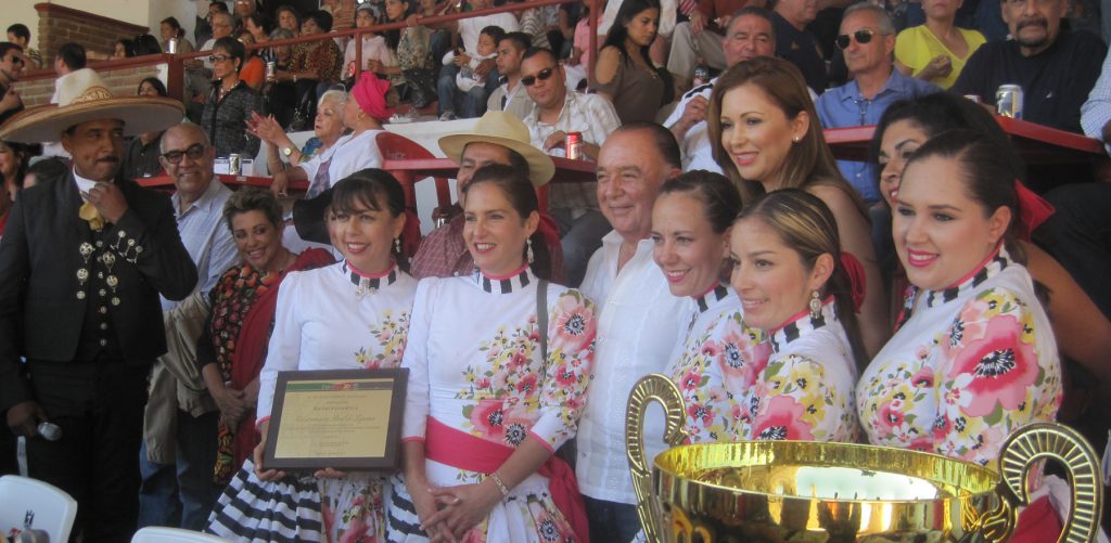 Rodeando al Lic. Carlos Bustamante, funcionarios culturales y miembros representativos de una escaramuza charra