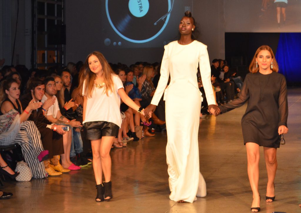Las diseñadoras Otilia Mendez y Denise Muñoz, caminan sobre la pasarela, con uno de sus diseños.