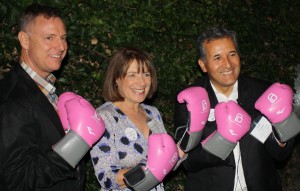 De derecha a izquierda: representantes del congreso, Scott Peters, Susan Davis, and Juan Vargas; con guantes de box apoyando la planificación familiar.