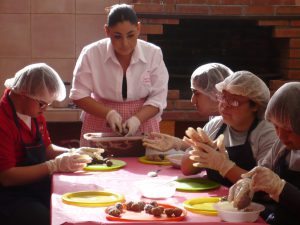 Niños de casa Valentina AC y la Lic.Roberta Ornelas fundadora de la institución