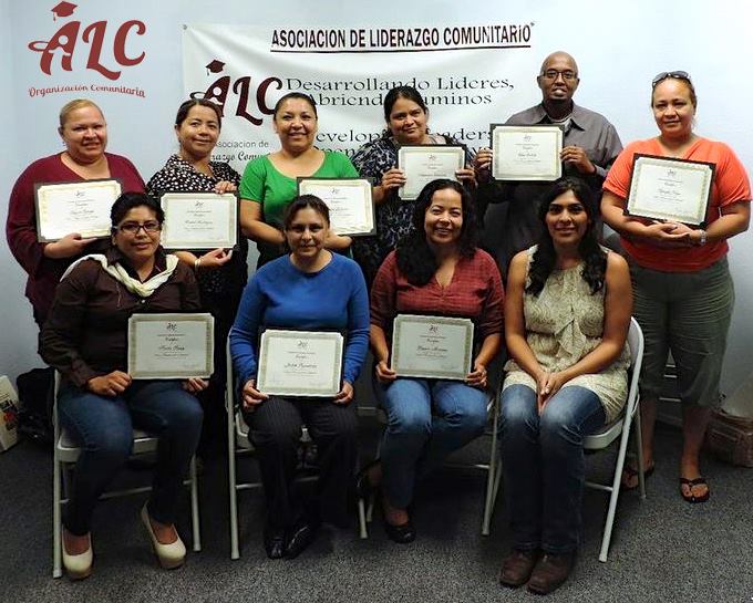 Residentes de City Heigthsde orgullosos con sus diplomas, después de graduarce del programa, derechos del inquilino, ofrecido por la asociación ¨Liderazgo Cominitario¨  