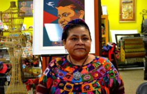 Rigoberta Menchu en Fresno, critica a México y EE.UU.
