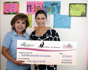 Lic. Gabriela Orihuela Fundadora y Presidenta de Fundación Belleza sin Fronteras A.C., realizando un donativo a la Lic. Alma Tucker, de la “Red Binacional de Corazones, A.C.”.