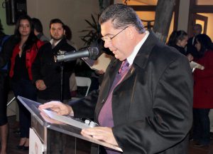 Jesús Flores Campbell, Director del Instituto Municipal de Arte y Cultura de Tijuana, dirigiendo unas palabras al público asi