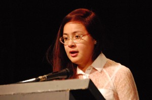 La joven Licenciada en Arte Teatral, Alexa Legorreta dirigiendo un mensaje al recibir el Premio Bellas Artes de Dramaturgia 2013