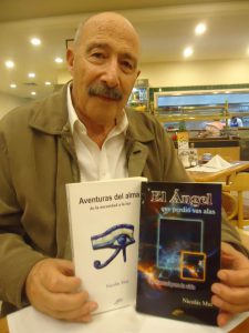 El Dr. Nicolás Mut Rosello exhibiendo un ejemplar de su libro El Angel