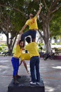 Péndulo Cero presentando una coreografía en  100 en 1 dia Tijuana