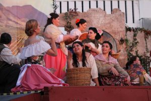 Campesinas en un cuadro escénico de L'elisir d'amore