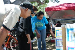 María Martínez comparte información sobre los contaminantes tóxicos en la comunidad en una feria de salud local.