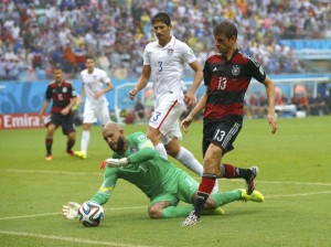 Germany's Thomas Mueller (R) tries to score past U.S. goalkeeper Tim Howard during their 2014 World Cup Group G soccer match at the Pernambuco arena in Recife June 26, 2014. REUTERS/Brian Snyder