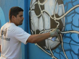 Leonardo Dogh applies his art to the mural. “Projeto 4km represents an opportunity to show our work, get a good commission and gain visibility with pieces that are 100% the work of each artist,” he said. (Thiago Borges for Infosurhoy.com)