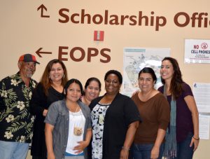 Empleados del programa EOPS que se encuentra en Mira Costa College. Mira Costa college tenia 600 estudiantes en el programa EOPS, San Diego State tenia 350 estudiantes en el programa.
