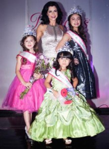 Lic. Gabriela Orihuela acompañada de las ganadoras Alexa Vizcarra (7 años) Princess BMI, Zuleica Valentina García (5 años)