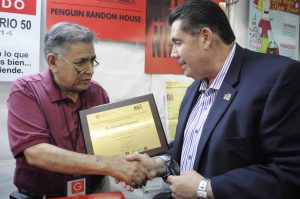 Gerardo Navarro recibe de manos de Jesús Flores Campbell el reconocimiento y felicitación a 50 años de vida de “Libreria de Gerardo.”
