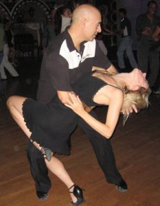 Jeanette y Edward Meneses demuestran que el baile es una de las actividades fisicas donde uno obtiene estabilidad y disciplina