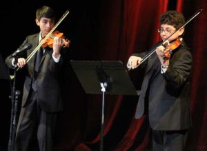Ottmar y Joshua Mastashi de Tijuana, jóvenes violinistas invitados por la OSIM