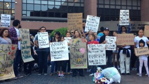 La comunidad les presento mensajes positivos y calidos para darles la bienvenida a las familias migrantes