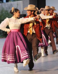 Baile Norteño, muy al estilo regiomontano, luciendo las famosas chamarras cuerudas norteñas