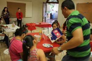 Niños con Sindrome de Down e invidentes trabajando en el Taller de Arte