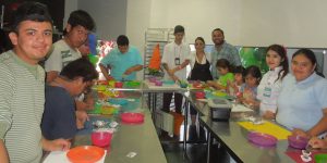 Niños de Manos Especiales con Síndrome de Down y discapacidades especiales en la foto del recuerdo en Mini City