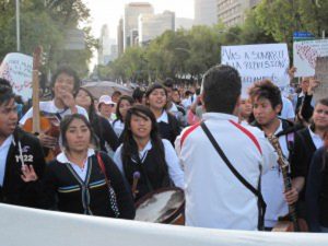 Young people chant: “¿Por qué por qué por qué nos asesinan?”
