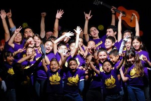 Grupo de niños participantes del Campamento de verano 2014 en el montaje ”Sueños de una noche de verano” de William Shakespeare
