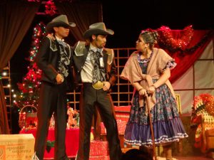 Jóvenes actores del Taller de Teatro Shakespeare del Cobach Siglo XXi en una divertida escena de la obra de teatro Navidad Norteña