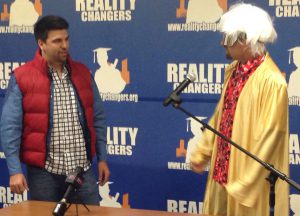 El fundador de Reality Chargers, Christopher Yanov (derecha) como el Dr. Emmitt Brown de Back to the Future, presenta la recaudación de fondos para el 2015. El director de Marketing y Comunicaciones Scott Cinatl (izq.) vestido de Marty McFly. Photo Credit: Carlos Solorio, Reality Changers.