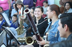 Jóvenes músicos y niños1os comparten bellos momentos de interlocución