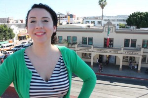 Victoria Zepeda Sotelo, usando como fondo el emblematico edificio del Antiguo Palacio Municipal, el cual hoy es el Instituto de Arte y Cultura de Tijuana